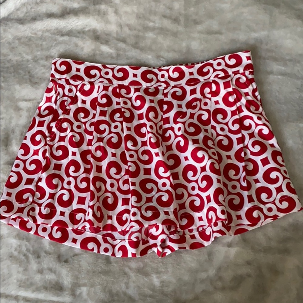 RED AND WHITE PATTERNED FLOWY SHORTS